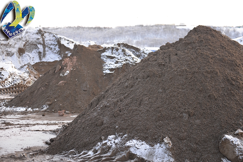 На дороги Мурманска высыпали 20 тысяч тонн песка с солью 